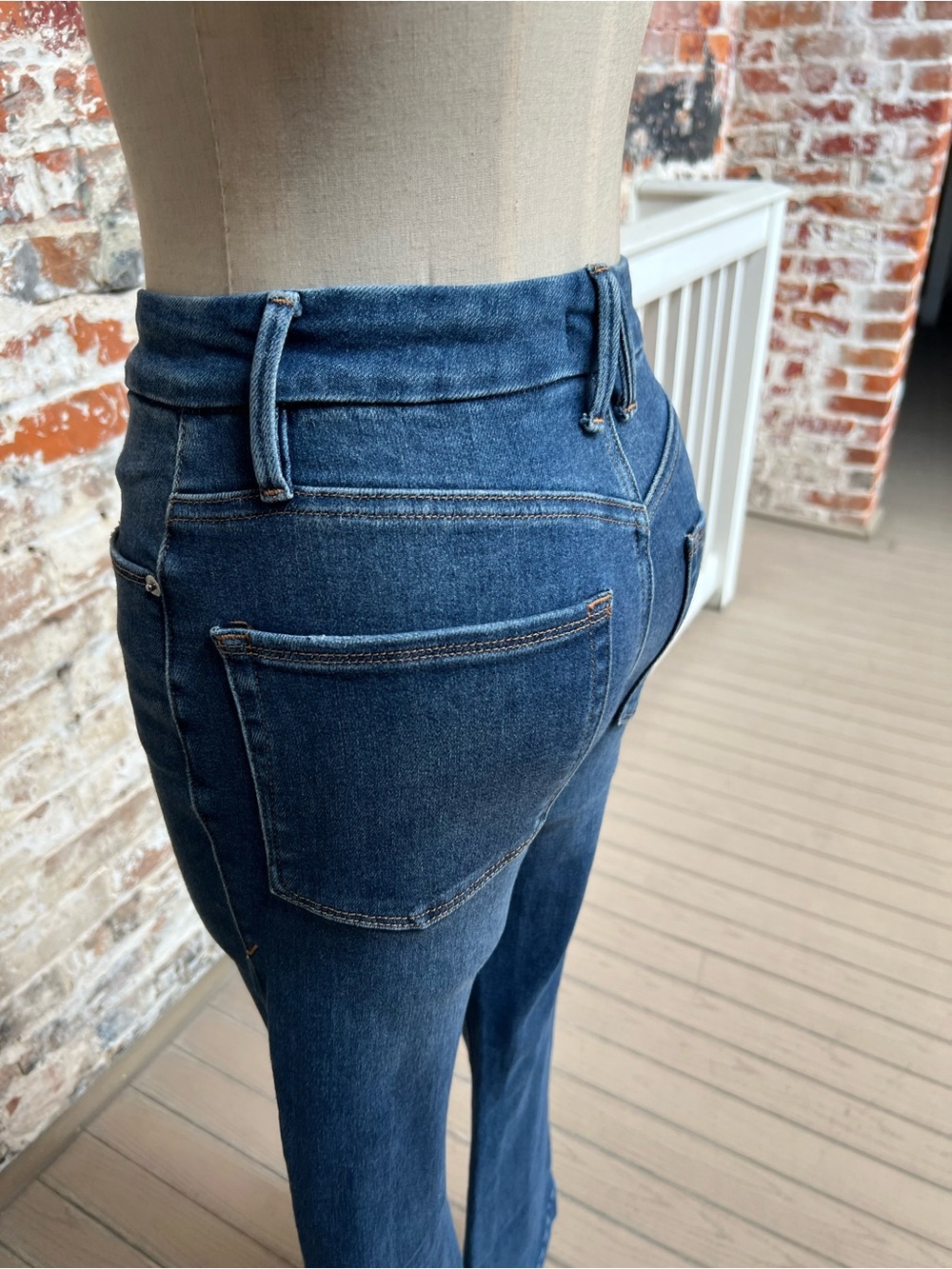 Good American High-Rise Curvy Good Legs Flare - Picture 5 of 7